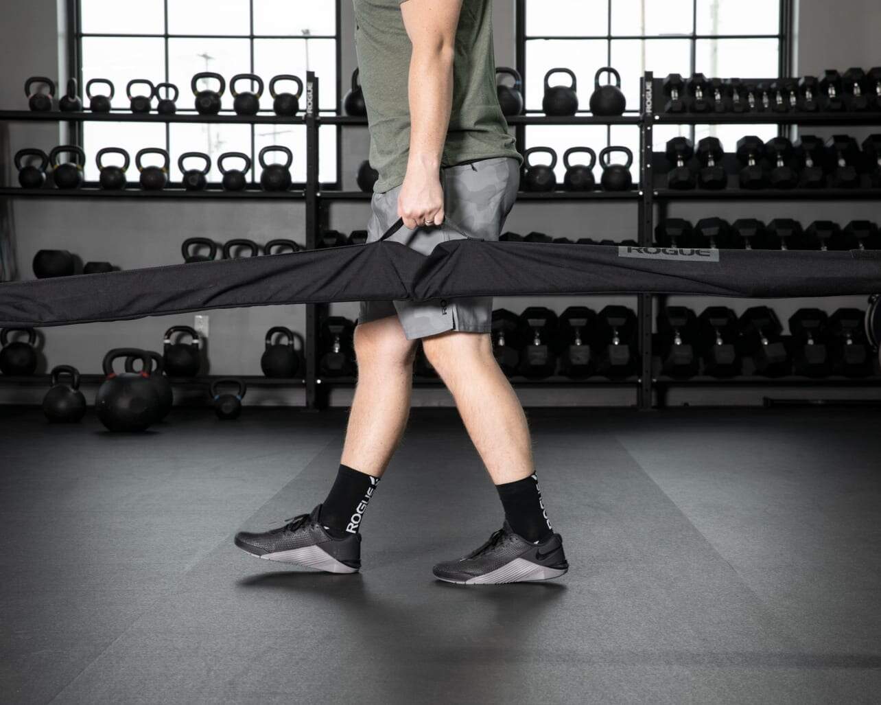 Revolutionize your gym travel with the Rogue barbell transport bag. Essential for athletes—find out why you can't miss it!